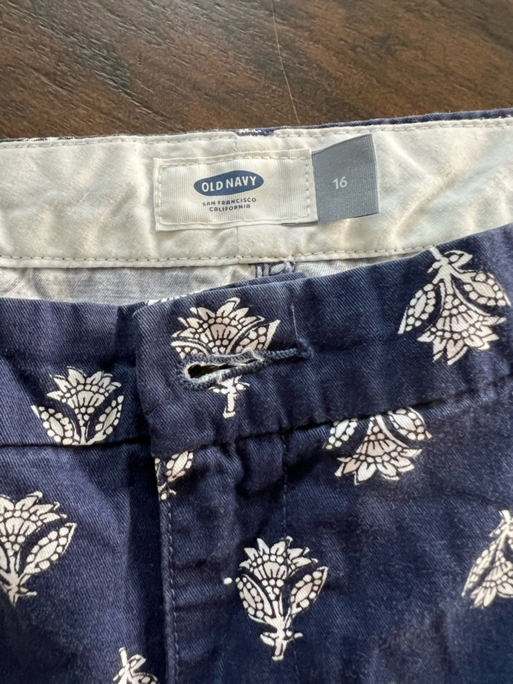 Old Navy Women's Size 16 Flat Front Chino Shorts Navy Floral Print Zip Closure - Picture 3 of 4
